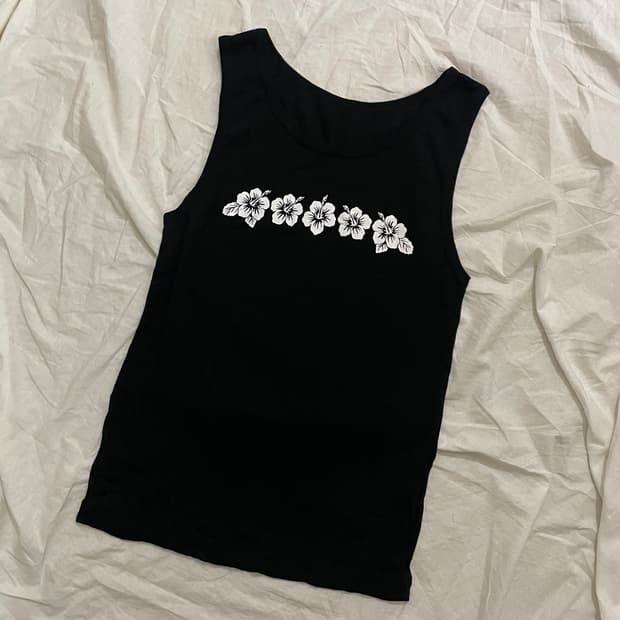 블랙 하와이안 플라워 슬림 나시 (Y2K 무드)