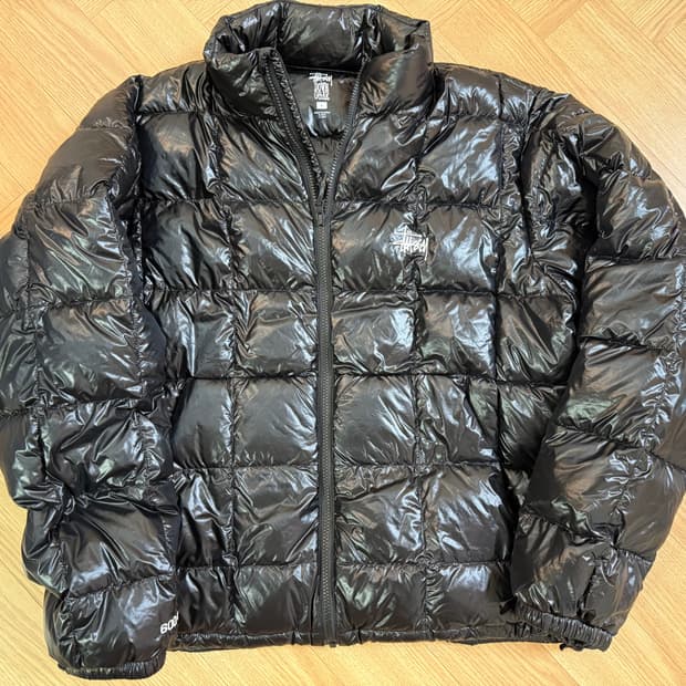 스투시 미드웨이트 푸퍼 유광 블랙