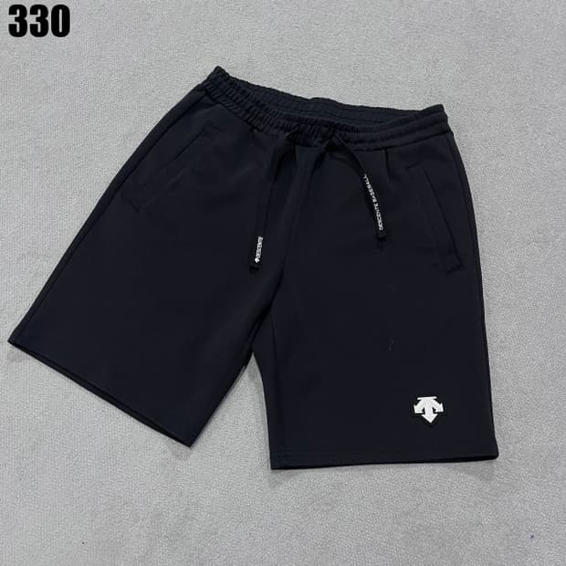 데상트 블랙 반바지 