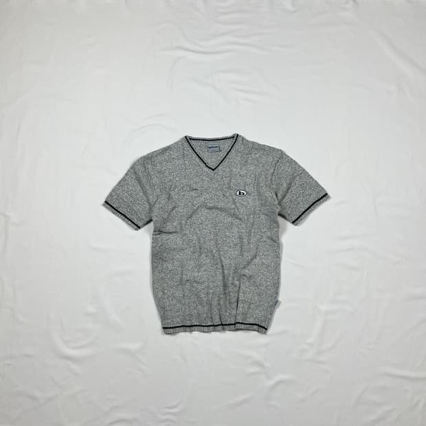 90’s bitch 스케이트보드 b 로고 브이넥 반팔 니트