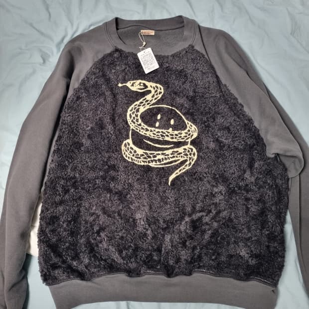 캐피탈 퍼그리즐리 맨투맨 블랙