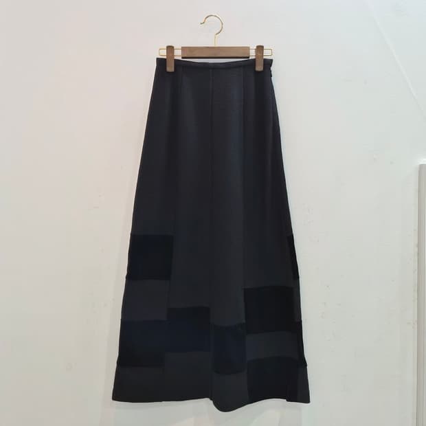 울 100% 블랙 벨벳 패치 플레어 롱스커트