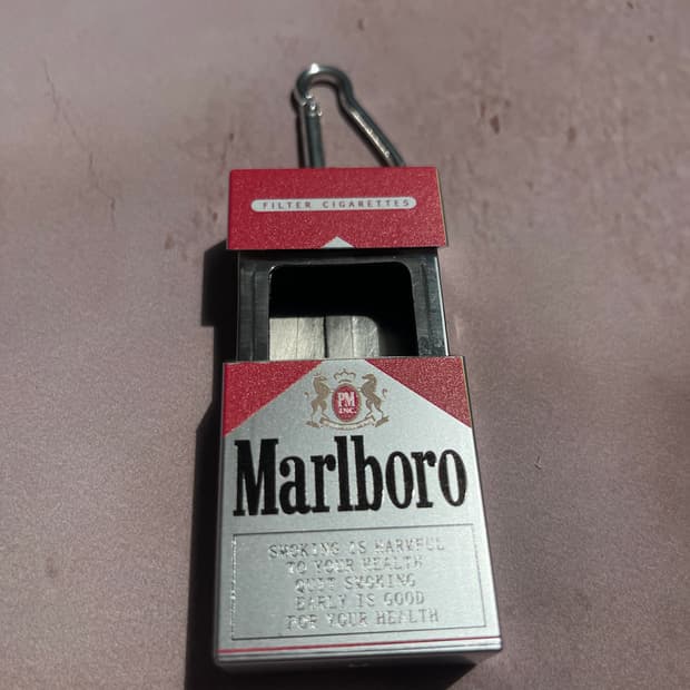 Marlboro Red Classic Retro Metal Keyring