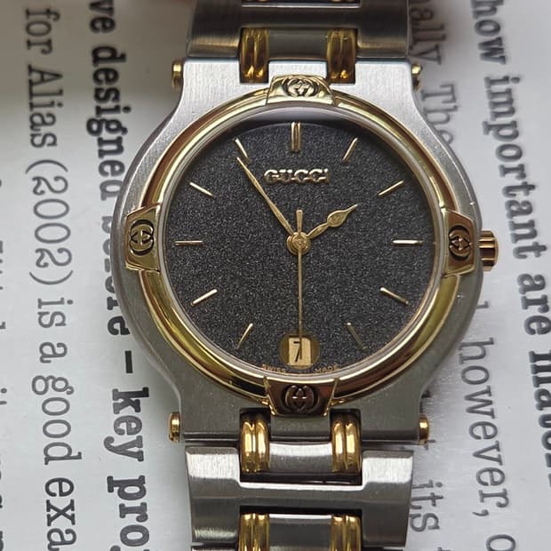 빈티지 구찌 클래식 9000M 스톤그레이 다이얼 콤비 쿼츠 남성용 브레이