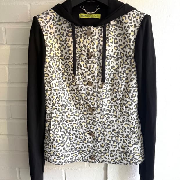 베르사체 레오파드 후드 구해요