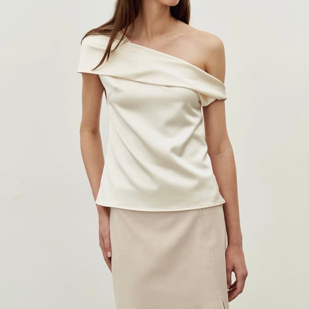 lea 르에 실크 오프숄더 탑