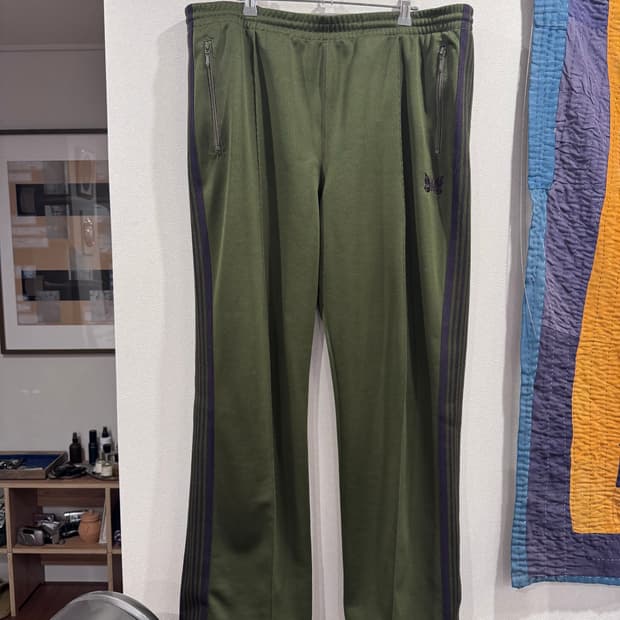 니들스 트레이닝 팬츠 올리브 그린