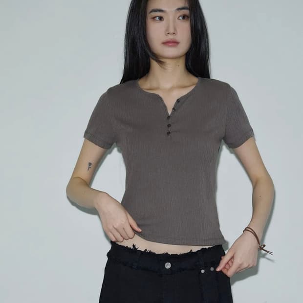 시스에이 버튼 헨리넥 하프 티셔츠 sis a