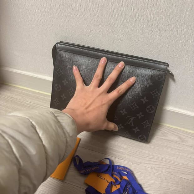 루이비통 포쉐트 보야주 MM 모노그램 이클립스 클러치백