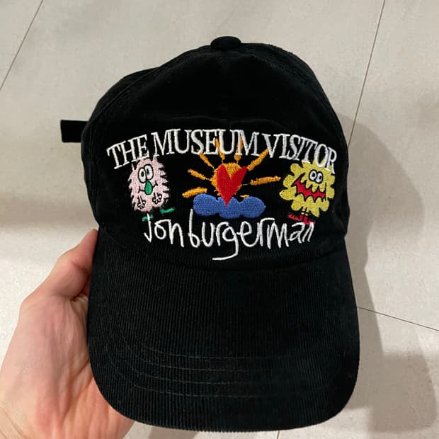 더뮤지엄비지터 존버거맨 모자
