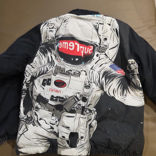 슈프림 우주인패딩