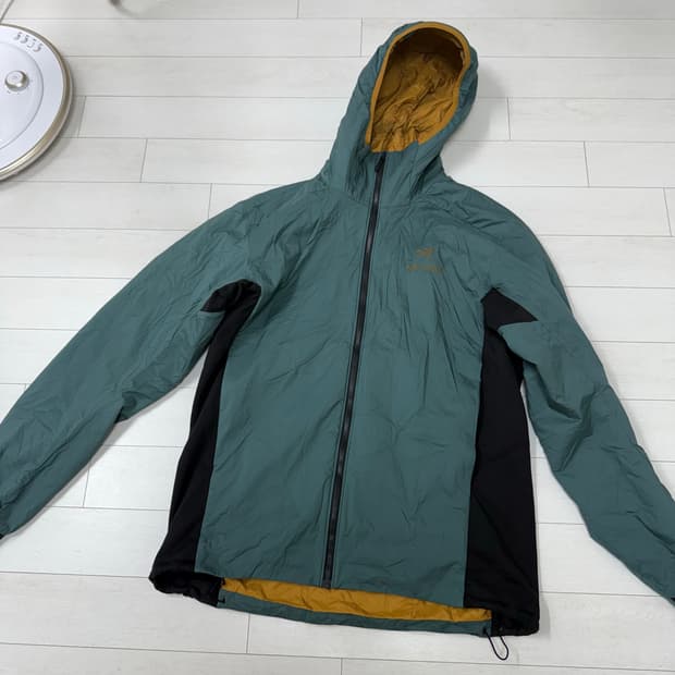 아크테릭스 아톰 후디 L 사이즈  상태 다 좋아요 마지막 사진 팔 뒤쪽 