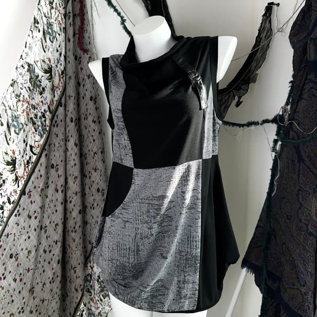 언발 배색 슬리브리스 탑