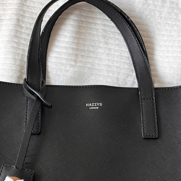 헤지스 런던 블랙 토트백 숄더백 / 사피아노 패턴 프라다st