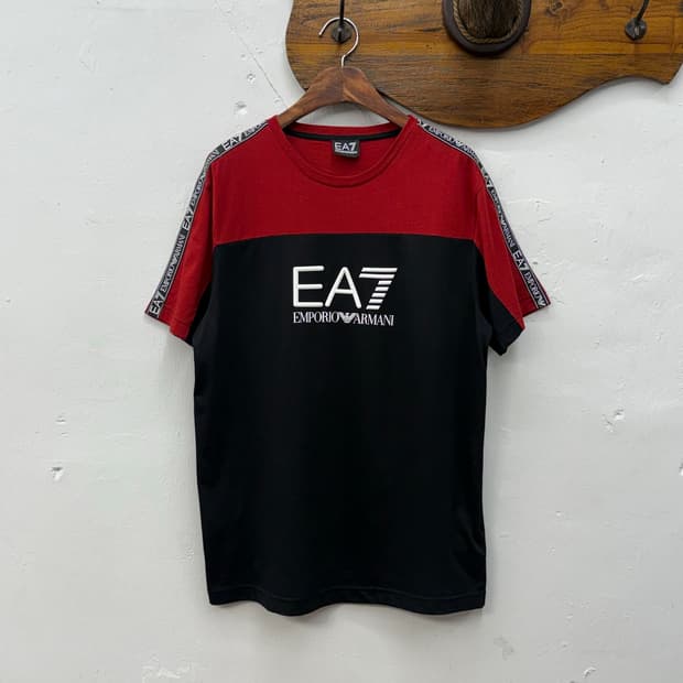 EA7 엠포리오 아르마니 컬러블록 로고 반팔 티셔츠 [M]