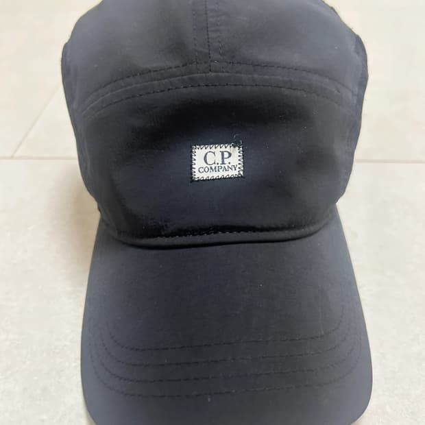 C.P. 컴퍼니 크롬 로고 캡 블랙 - 22SS