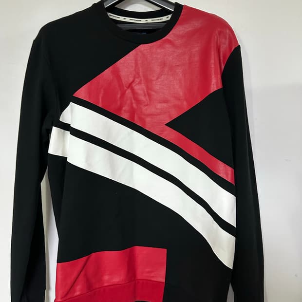 스케쳐스 블랙/레드 배색 맨투맨 티셔츠