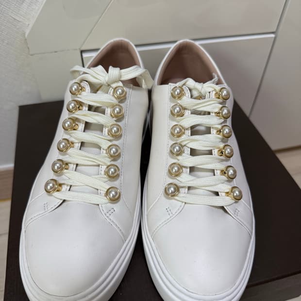 스튜어트 와이츠먼 진주 스니커즈 38사이즈