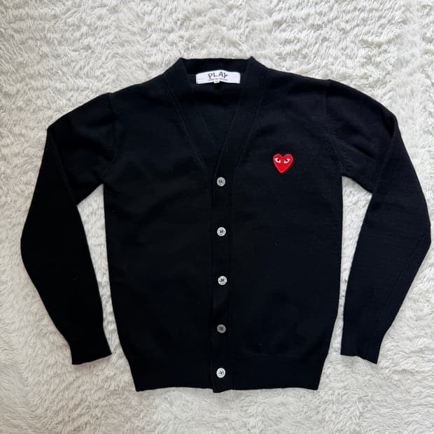 꼼데가르송 플레이 레드 하트 와펜 가디건 (블랙)
