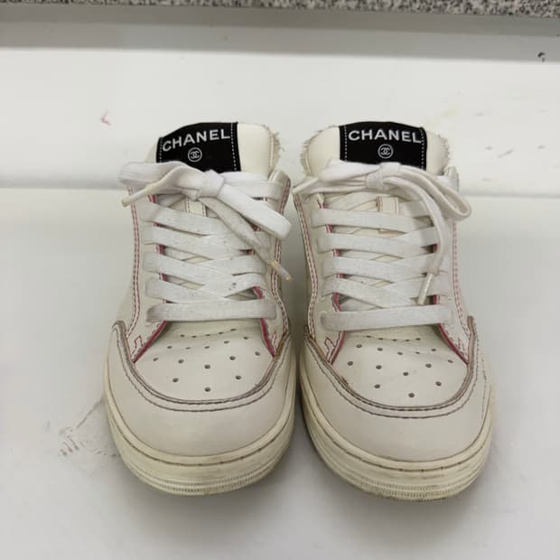 정품) 샤넬 화이트 스티치 백로고 스니커즈 36