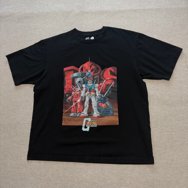 유니클로 건담 프린팅 반팔티
