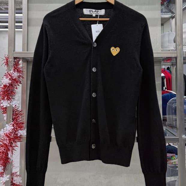 꼼데가르송 골드 와펜 패치 블랙 가디건