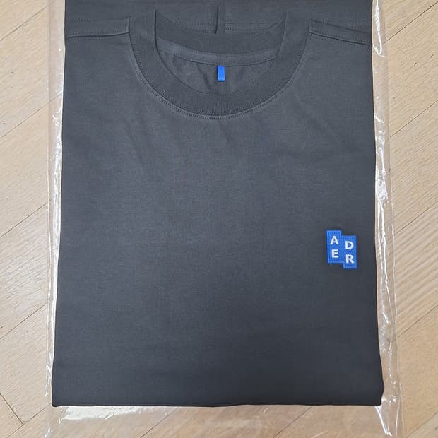 아더에러 롱슬리브 티셔츠