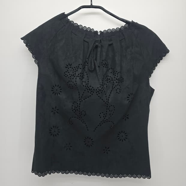 레이저 컷 플라워 디테일 블랙 블라우스