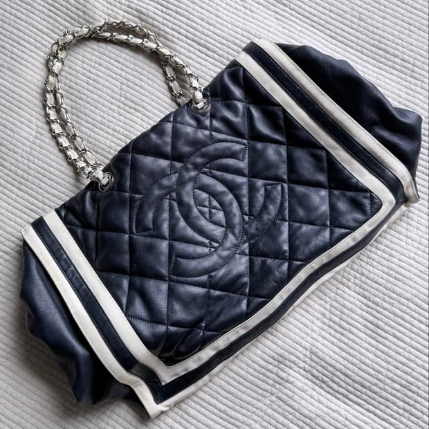 VINTAGE CHANEL NAVY BAG