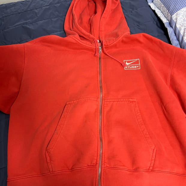 나이키 x 스투시 풀 집 피그먼트 다이드 플리스 후드 하바네로 레드