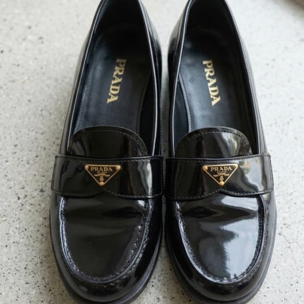 프라다 에나멜 페니로퍼 230