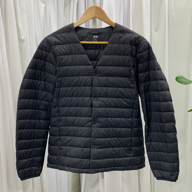 유니클로 브이넥 남성 경량 패딩 1727