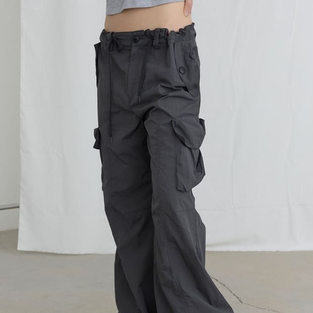 오데스 콤피 파라슈트 카고 팬츠 - 챠콜