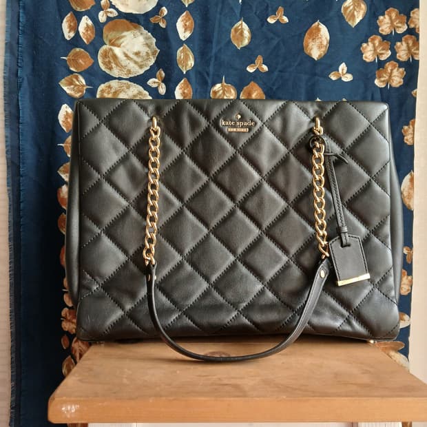 kate spade 브랜드의 블랙 가죽가방
