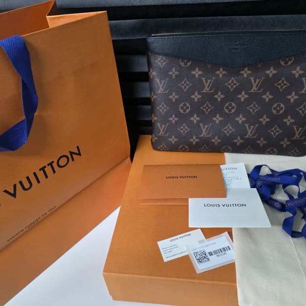 루이비통 데일리 모노그램 파우치백 (영수증 포함 풀구성 상태 최상)