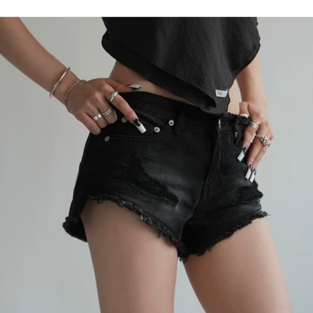 킴즈 DAMAGED BLACK DENIM SHORTS
