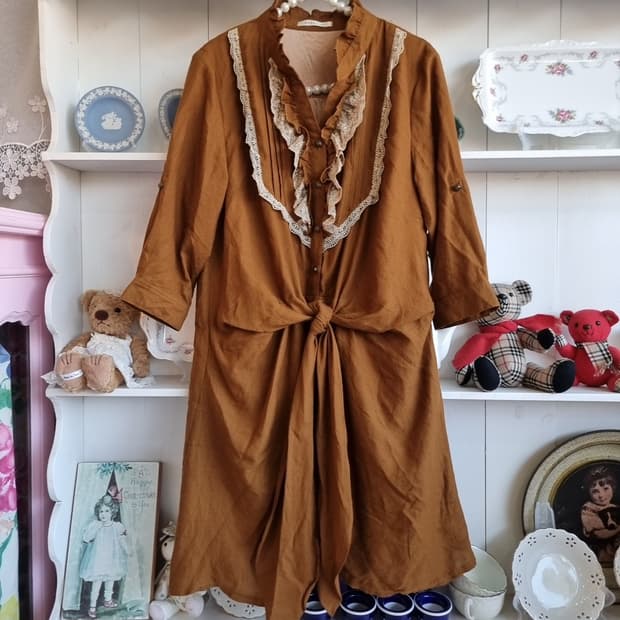 axes femme(악시즈팜므) 카라멜 브라운 레이스 프릴 셔츠 원피스