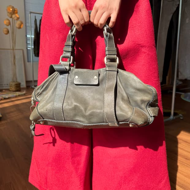 끌로에 빈티지 스터드 로고 토트백