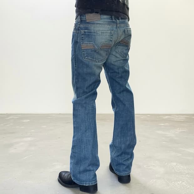 디젤 자티니 워싱 레귤러 플레어 부츠컷 데님팬츠