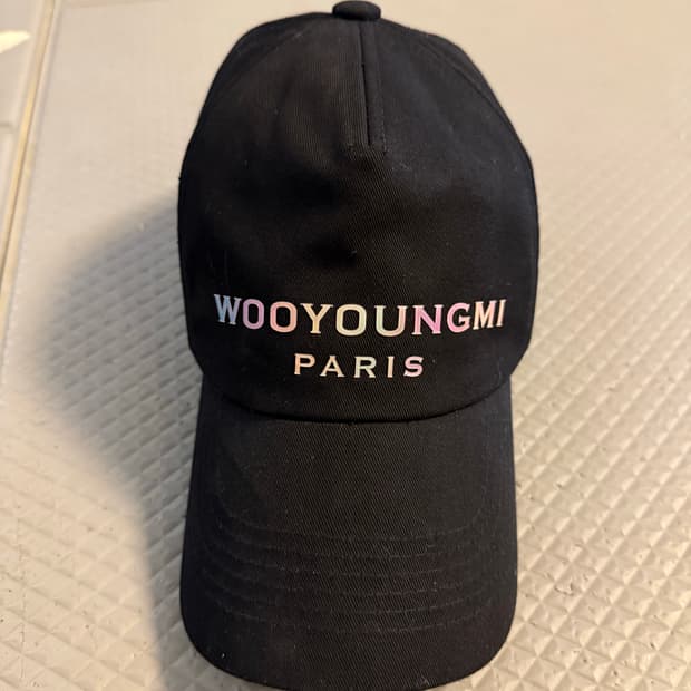 우영미 렌티큘러 엠브로이드 볼캡 블랙 - 23SS