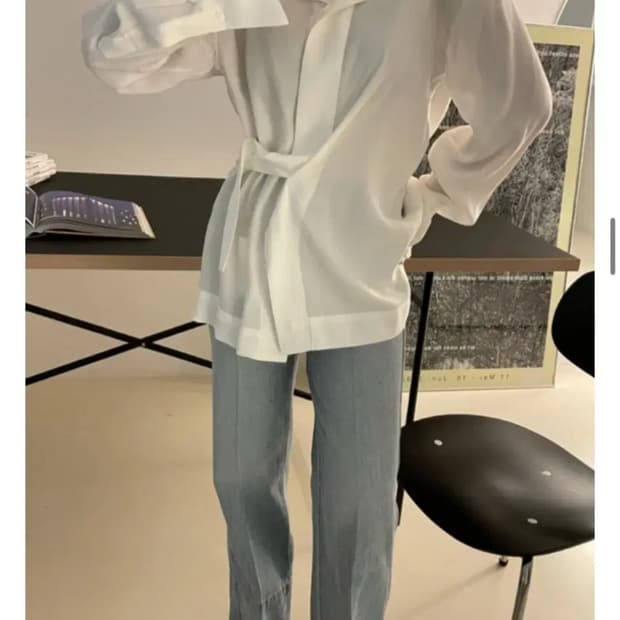 위아 헤라 언발 블라우스