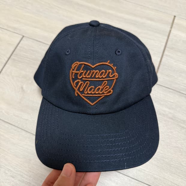 휴먼메이드 로고 자수 캡 네이비