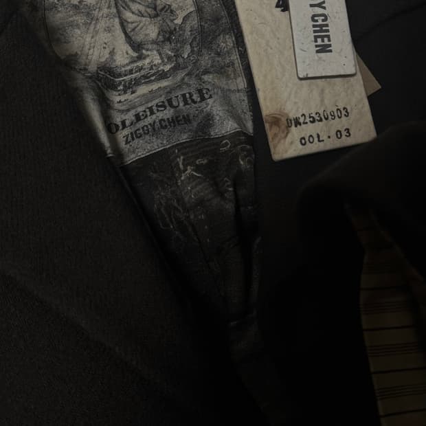 지기 첸 25fw 애시메트릭 스프레드 칼라 자켓 차콜