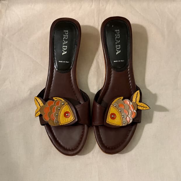 프라다 피쉬 우드 뮬 샌들