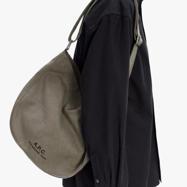 (새상품60%할인)APC 아페쎄 정품 남녀공용 저널 숄더백 카키