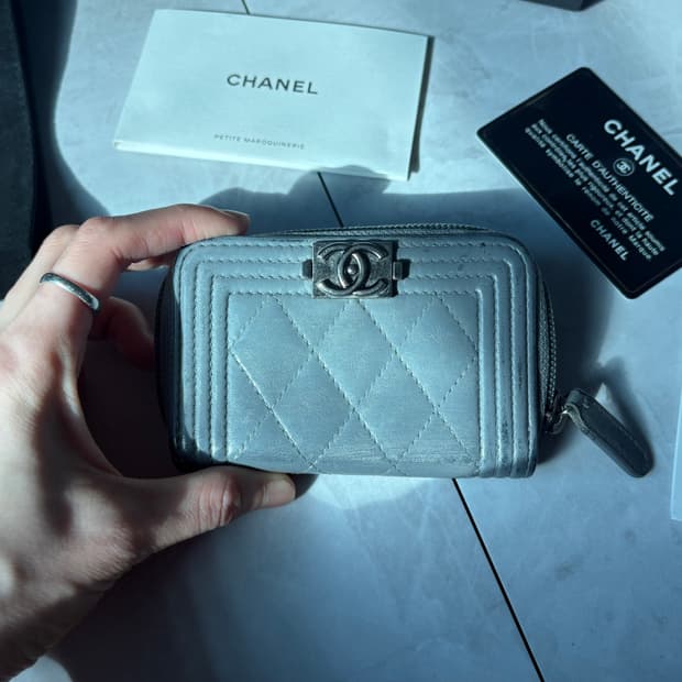 샤넬 보이 카드지갑 은장 / 그레이 / 정품
