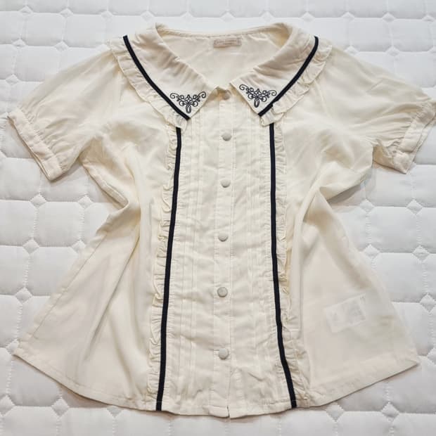 axes femme 포르메이츠 크림바닐라 자수 카라 프릴 블라우스