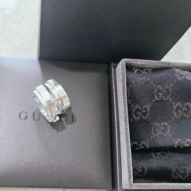 [GUCCI 실버 후프 귀걸이 – 단종 모델 / 남녀공용]
[정품/풀박스