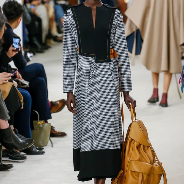 로에베 가죽 럭색