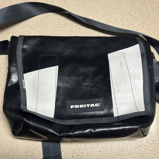 프라이탁 덱스터 검흰